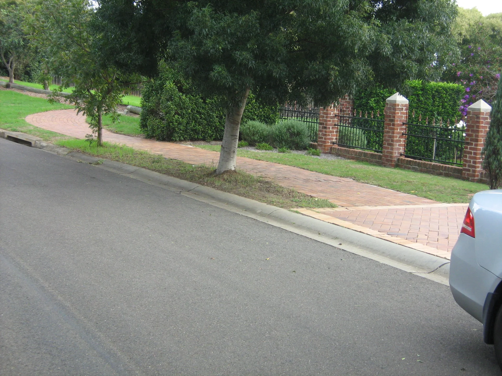 Rolled Curb - Hugo's Concrete